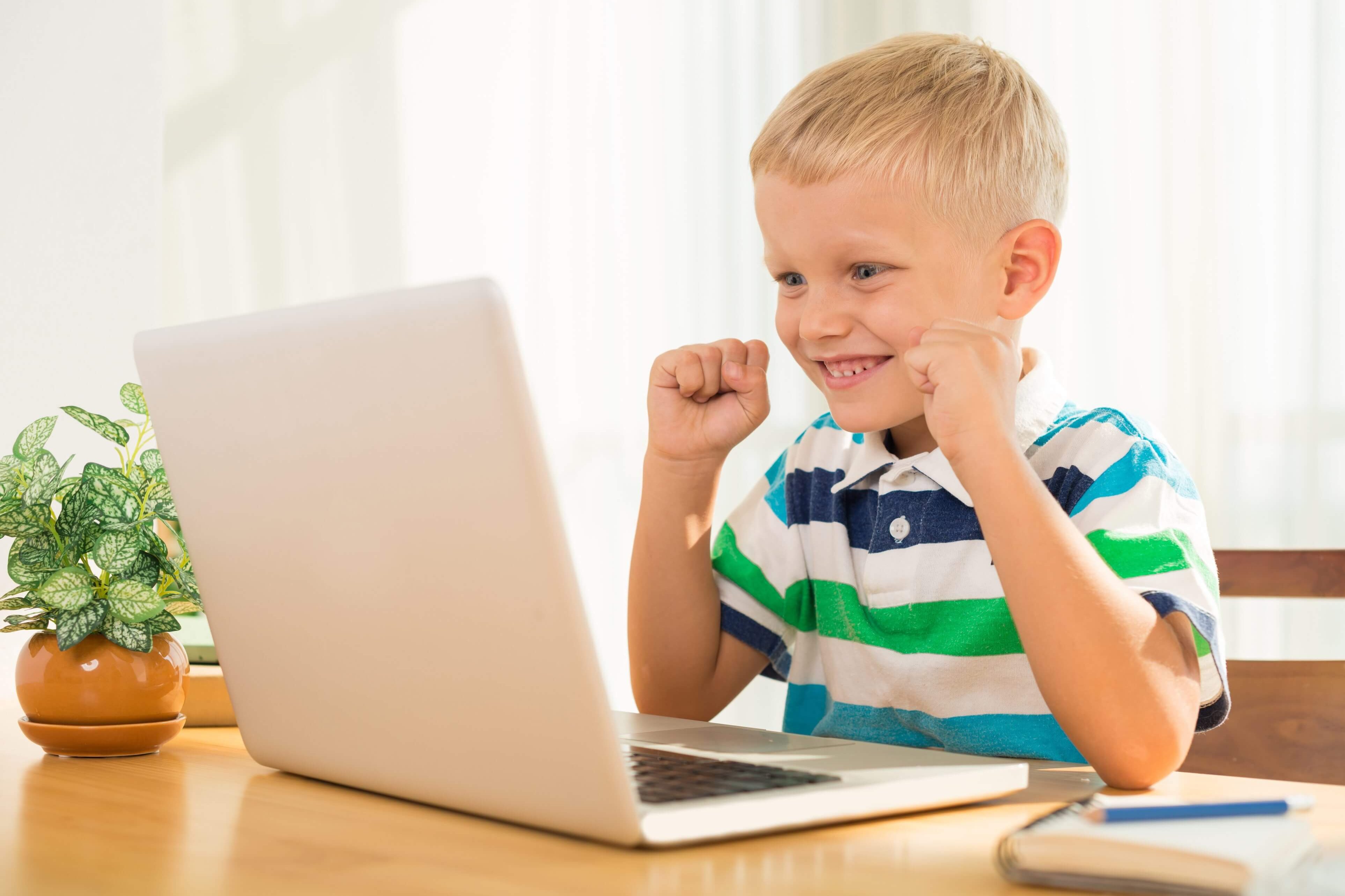 Ребенок учится есть сам. Ребенок за компьютером. Компьютер для школьника. Дошкольник и компьютер. Ребенок за ПК.